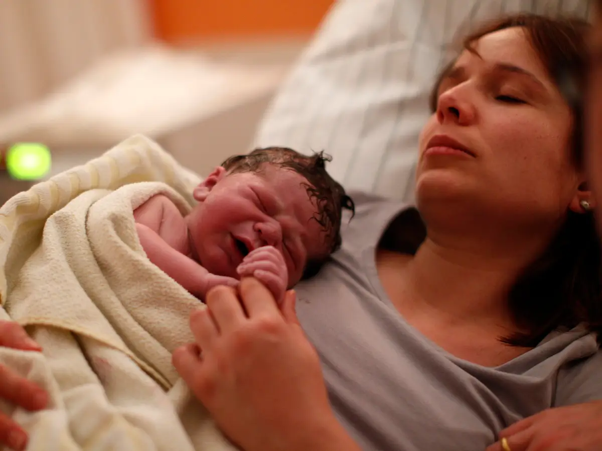 تكاليف الولادة في السويد للوافدين