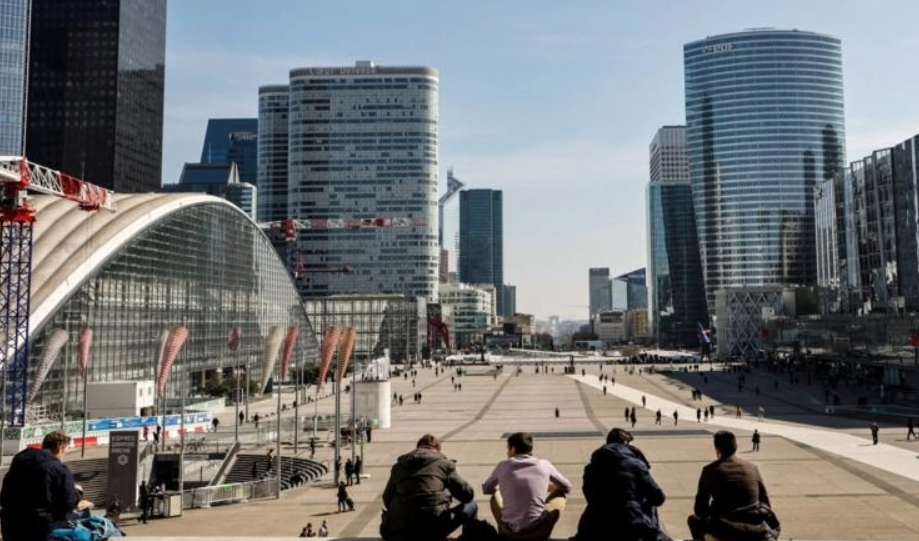 منطقة لا ديفونس في باريس تستهدف طلاب الجامعات لسد القص في موظفي المكاتب