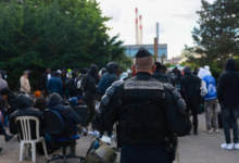 الشرطة تقوم بإخلاء أكبر معقل للمهاجرين في فرنسا قبل أولمبياد باريس