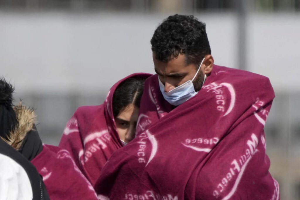 فرنسا تنقذ 126 مهاجراً من بحر المانش وسط تصاعد التوترات حول الهجرة غير الشرعية مهاجرين