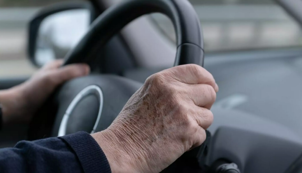 امرأة ثمانينية تصدم سبعة أطفال بسيارتها... وعودة الجدل حول السائقين المسنين