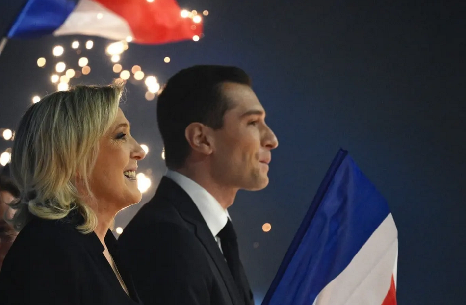 اليمين المتطرف الفرنسي يفوز في الجولة الأولى من الانتخابات الفرنسية الحاسمة اليمين المتطرف الفرنسي يفوز في الجولة الأولى من الانتخابات الفرنسية الحاسمة