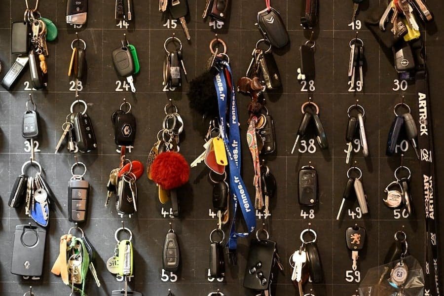 هل يسمح بإعارة السيارة لصديق في فرنسا! مفاتيح سيارة