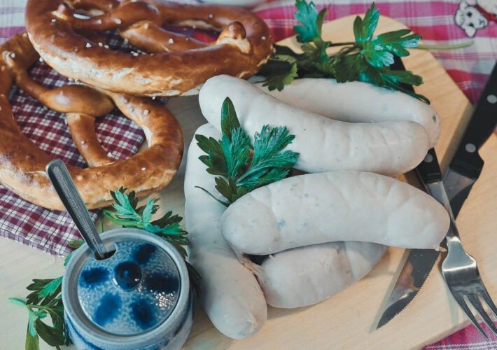 النقانق البيضاء Weißwurst إفطار بافاريا الملكي