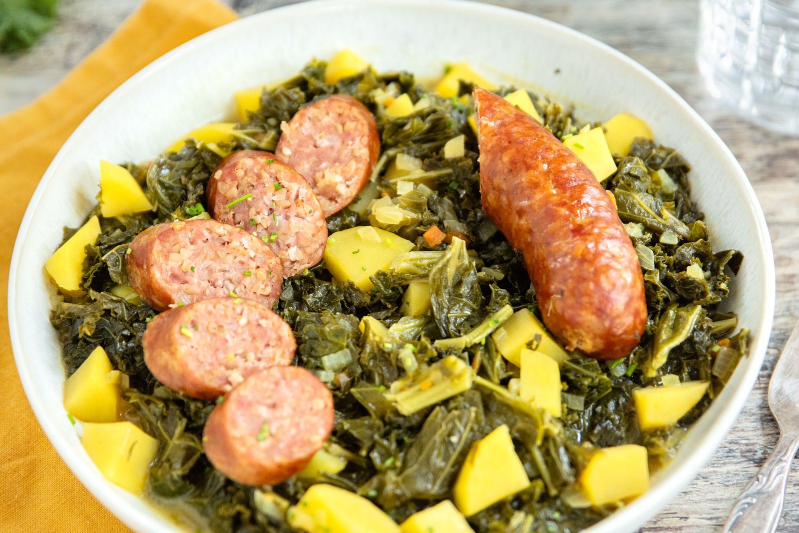  اكلات تراثية في المانيا جرونكول مع ميتفورستشن Grünkohl mit Mettwürstchen