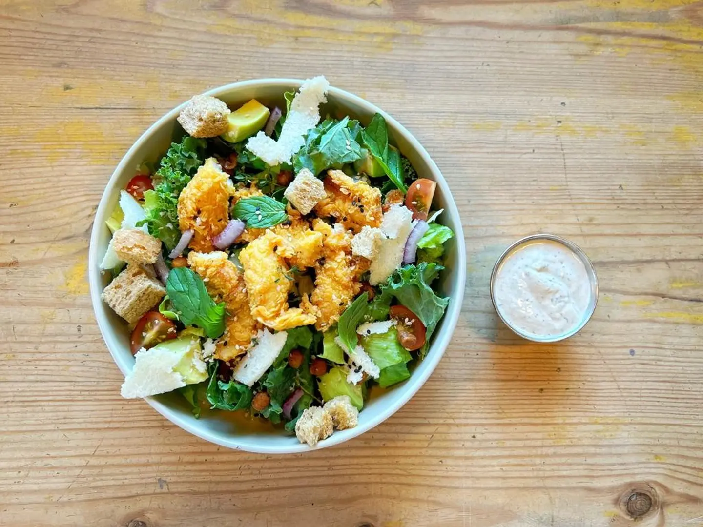 سلطة جبن الماعز الساخنة من اكلات فرنسية