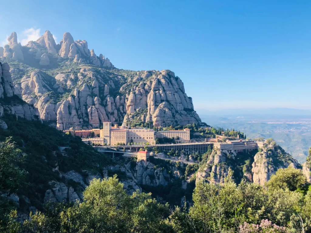 السياحة في برشلونة وأهم المعالم تل مونتجويك الساحر